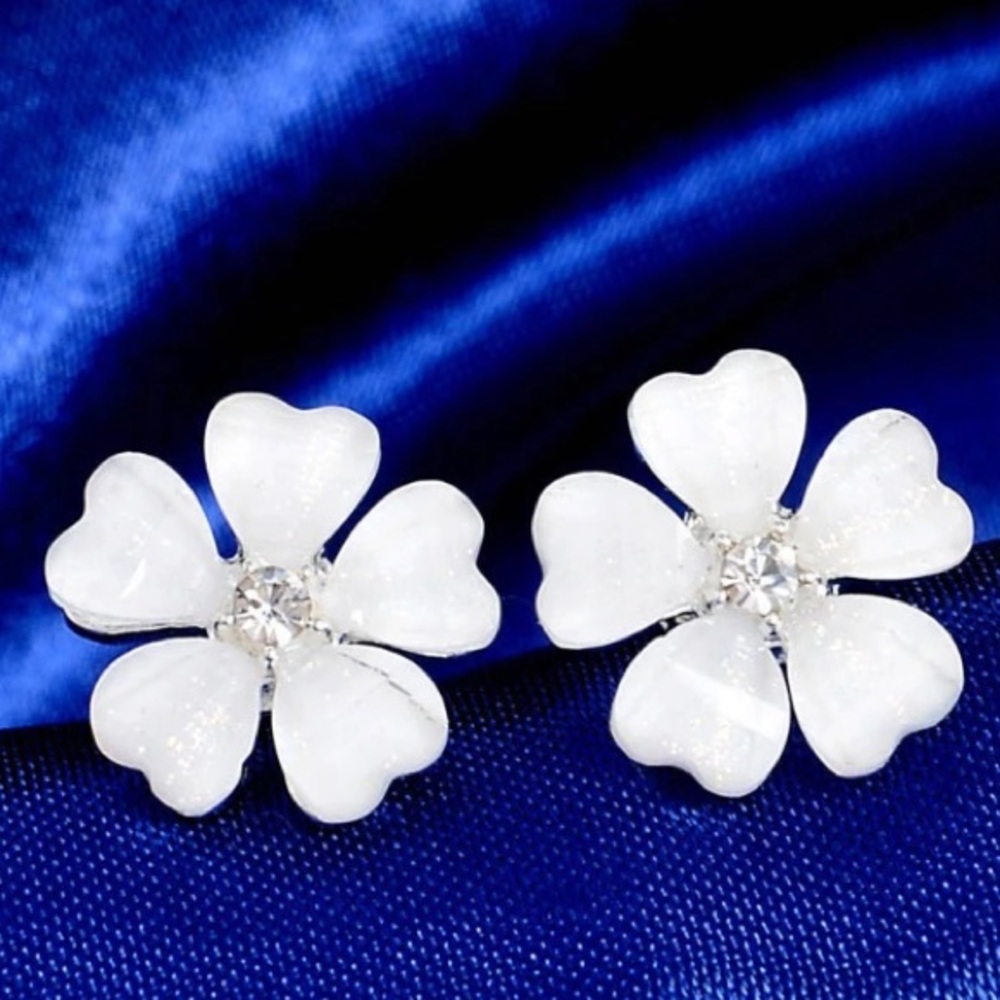 NEW!๐๐VERY PRETTY! VERY CUTE! WHITE FLOWERS!๐๐ - Picture 2 of 8